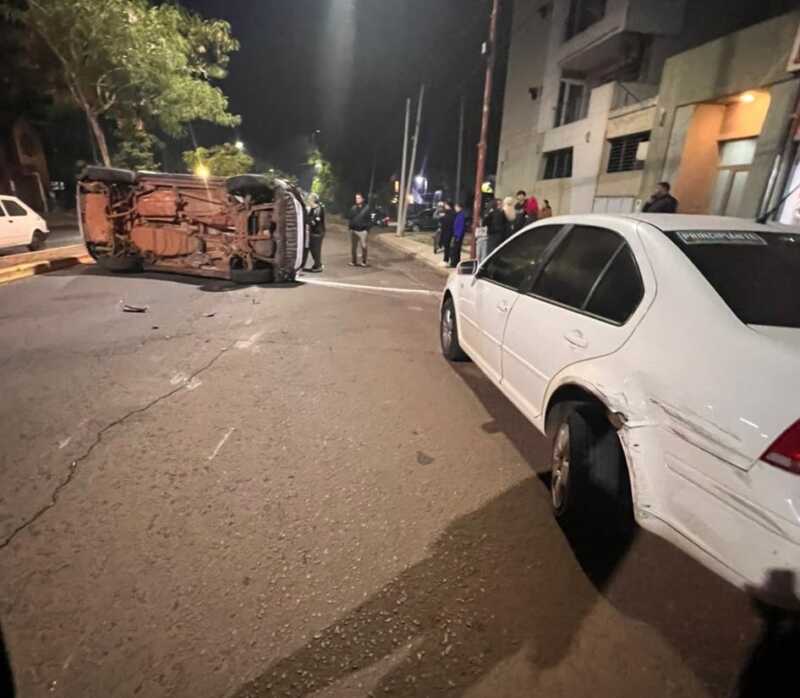 Intentó esquivar a un perro, perdió el control y volcó perro