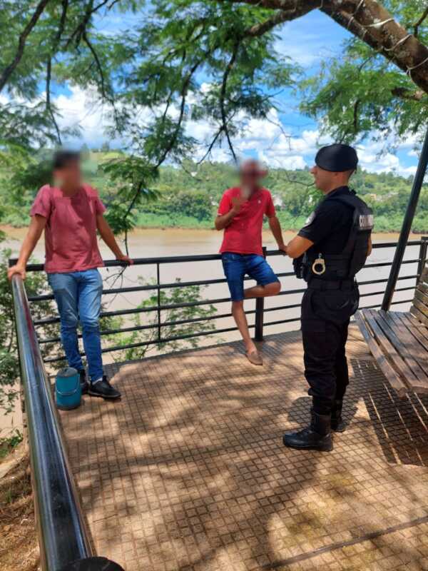 Amplio despliegue policial en Misiones: refuerzan controles y presencia preventiva en barrios, chacras y rutas 5 La Policía de Misiones intensificó operativos preventivos en toda la provincia con patrullajes, controles viales y monitoreo en tiempo real en los 79 municipios.