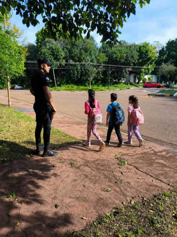 Amplio despliegue policial en Misiones: refuerzan controles y presencia preventiva en barrios, chacras y rutas 2 La Policía de Misiones intensificó operativos preventivos en toda la provincia con patrullajes, controles viales y monitoreo en tiempo real en los 79 municipios.