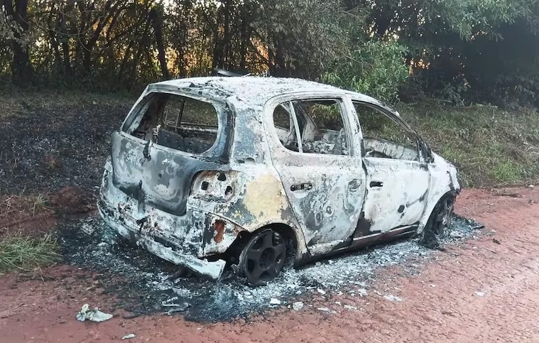 Paraguay: piratas del asfalto asaltan camión y queman auto tras el golpe Delincuentes armados interceptaron un camión de encomiendas sobre la Ruta PY02 en Alto Paraná. Sospechan que confundieron el objetivo y luego incendiaron el vehículo utilizado en el asalto.
