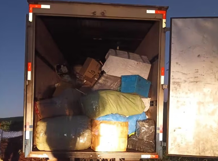 Paraguay: piratas del asfalto asaltan camión y queman auto tras el golpe 1 Delincuentes armados interceptaron un camión de encomiendas sobre la Ruta PY02 en Alto Paraná. Sospechan que confundieron el objetivo y luego incendiaron el vehículo utilizado en el asalto.