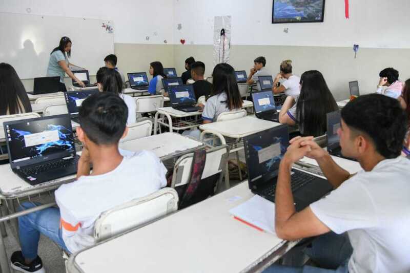 Especialistas alertan sobre el crecimiento del ausentismo y la pérdida de sentido de la escuela secundaria en Argentina.