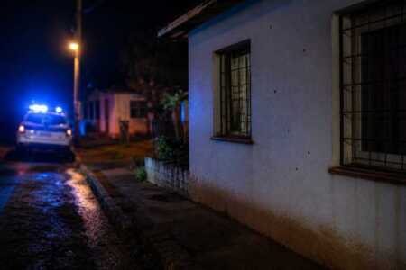 Bernardo de Irigoyen: investigan un ataque a tiros contra una vivienda y no descartan vínculos con delitos transfronterizos La Policía Científica realizó pericias en la vivienda baleada mientras avanza la investigación sobre el vehículo sospechoso. Imagen ilustrativa.