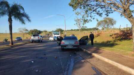 Personal policial y peritos trabajaron en la intersección de Chacabuco y Ulises López tras el triple choque que dejó a un joven hospitalizado en Posadas.