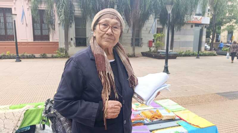 Con 79 años vende repasadores en el centro de Posadas para llegar a fin de mes: “la jubilación alcanza poco” 3 valeria yesa posadas jubilada 2 - 2