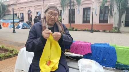 Con 79 años vende repasadores en el centro de Posadas para llegar a fin de mes: “la jubilación alcanza poco” valeria yesa posadas jubilada 3 - 1