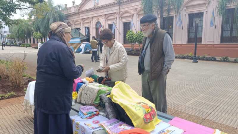 Con 79 años vende repasadores en el centro de Posadas para llegar a fin de mes: “la jubilación alcanza poco” 7 valeria yesa posadas jubilada 5 - 6