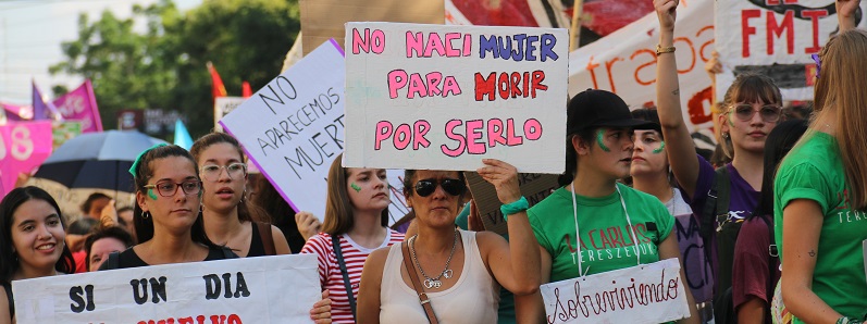 A once años de Ni Una Menos, MuMaLá Misiones advirtió sobre el aumento de los femicidios y cuestionó la investigación por el asesinato de la adolescente Dulce Candia en Eldorado. Foto: Ana Espinoza (Archivo: Marcha 8M 2020 - Posadas).