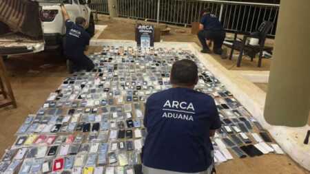 Iguazú: Aduana secuestró 637 iPhones ocultos en un utilitario que ingresaba por el Puerto Tres Fronteras Aduana secuestró 637 iPhones en iguazú