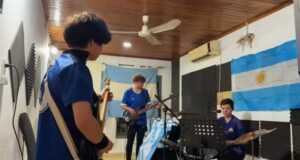 Anabella Sánchez junto a sus alumnos transformó un clásico del rock argentino en un himno mundialista que ya recorre las redes sociales.