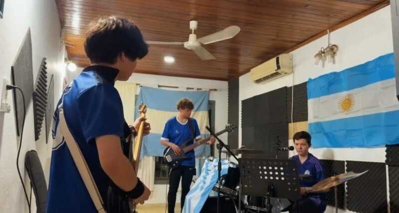 Una docente misionera reversionó “Ji Ji Ji” junto a sus alumnos para alentar a la Selección Anabella Sánchez junto a sus alumnos transformó un clásico del rock argentino en un himno mundialista que ya recorre las redes sociales.