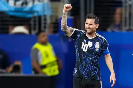 Argentina ganó con autoridad, terminó invicta la fase de grupos Argentina 3 - 1