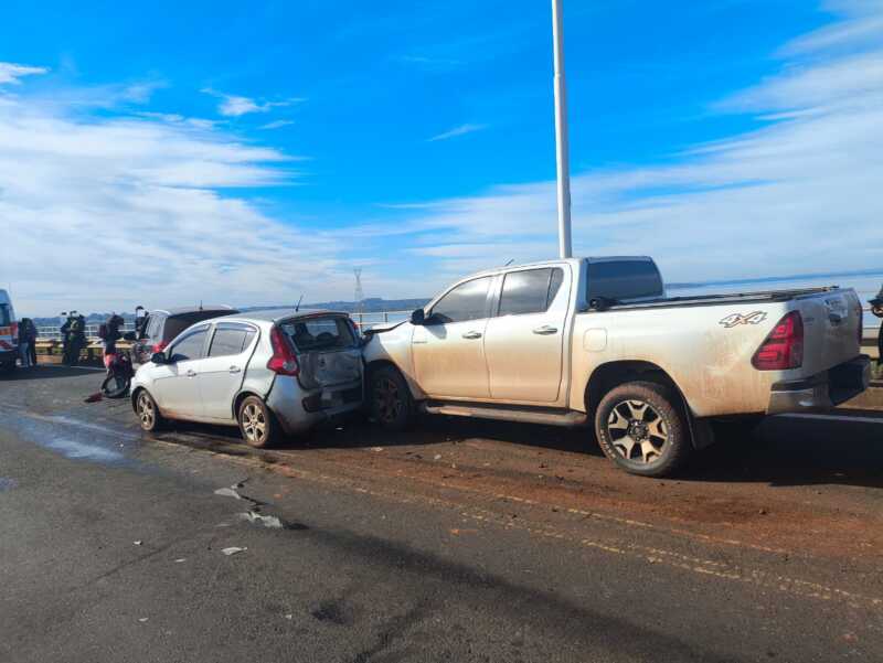 Choque en cadena en el Puente Internacional San Roque González: cuatro vehículos involucrados y sin heridos 2 El choque múltiple se registró cerca de las 10:30 horas en uno de los principales pasos fronterizos de Misiones.