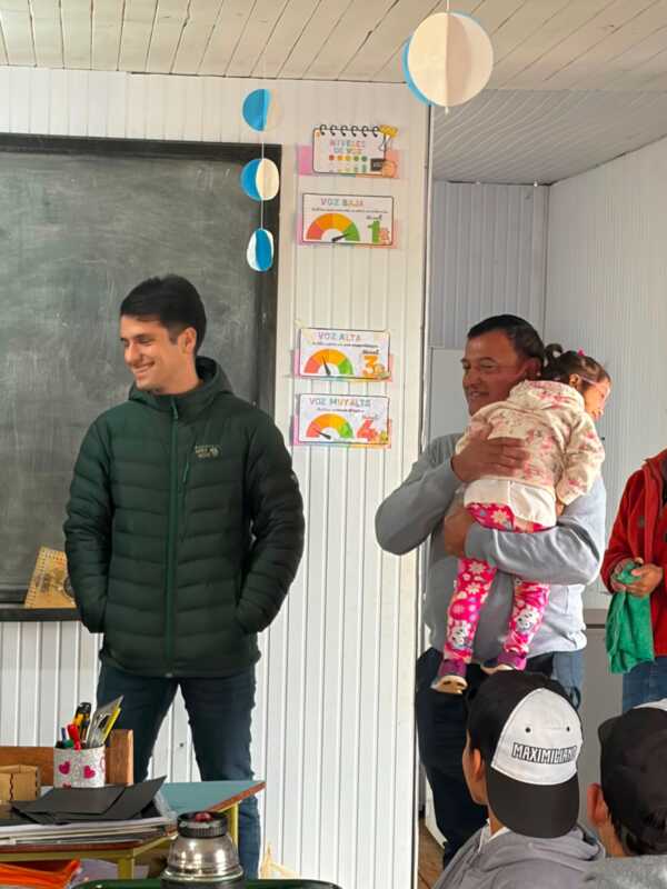 Nahuel Czuhaj, el maestro de Fracrán que inspira al país: recorre 120 kilómetros por día para enseñar y transformar vidas 5 "No aceptaría un cargo en la ciudad", asegura Nahuel Czuhaj. Su lugar está junto a los estudiantes de las colonias, donde encontró el verdadero sentido de enseñar.