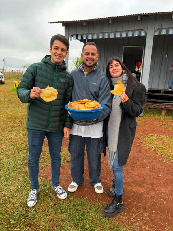 Nahuel Czuhaj, el maestro de Fracrán que inspira al país: recorre 120 kilómetros por día para enseñar y transformar vidas 4 El docente misionero fue elegido semifinalista del premio Docentes que Inspiran 2026 por su innovador trabajo educativo en dos aulas satélite de la zona rural de Fracrán.