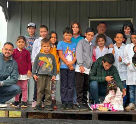 Con apenas 27 años, Nahuel Czuhaj se convirtió en uno de los seis semifinalistas nacionales de Docentes que Inspiran gracias a su trabajo en las aulas satélite rurales de Fracrán.