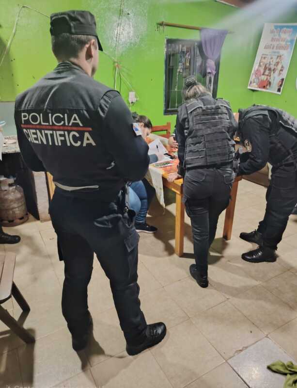 Caso Dulce María Candia: secuestran un vehículo, celulares y prendas clave durante tres allanamientos simultáneos en Eldorado 2 Las nuevas diligencias permitieron incorporar elementos considerados de interés para la causa, incluyendo dispositivos electrónicos, muestras biológicas y prendas de vestir.