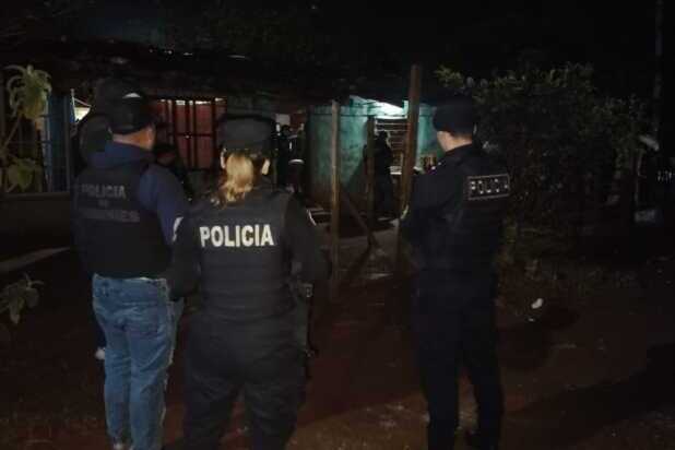 Caso Dulce María Candia: secuestran un vehículo, celulares y prendas clave durante tres allanamientos simultáneos en Eldorado Caso Dulce María Candia: la Justicia secuestró un vehículo y dispositivos electrónicos en nuevos allanamientos.