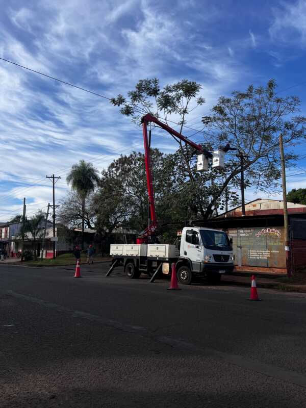 Energía de Misiones ejecuta un operativo integral de mantenimiento en Villa Cabello con cortes programados de servicio 4 Los trabajos preventivos buscan fortalecer el sistema eléctrico antes de la temporada de tormentas y del incremento de la demanda energética en verano.