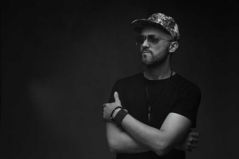 Acaramelo: un viaje musical entre el litoral, el rock y la canción de autor 3 Maxi Juañuk adelantó en Radio Up los detalles del primer recital del año de Acaramelo, un proyecto que apuesta por una identidad musical sin etiquetas.