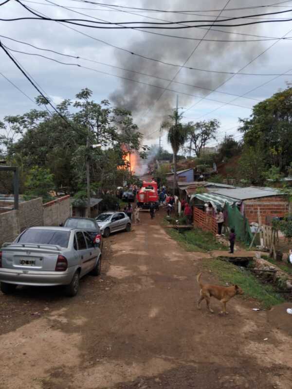 Dos familias perdieron sus viviendas en un incendio registrado detrás del predio de EMSA en Posadas 1 Bomberos de la Policía de Misiones lograron controlar un incendio de gran magnitud y evitar que el fuego se propagara hacia otras construcciones cercanas.