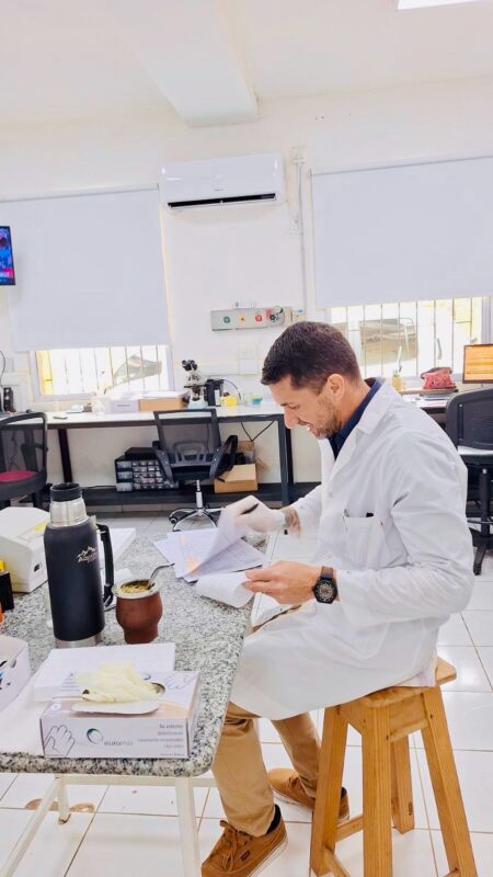 Día del Bioquímico: el trabajo silencioso que sostiene más del 70% de las decisiones médicas 3 Con experiencia en asistencia, docencia e investigación, Javier Marx resaltó que más del 70% de las decisiones médicas se apoyan en resultados de laboratorio.