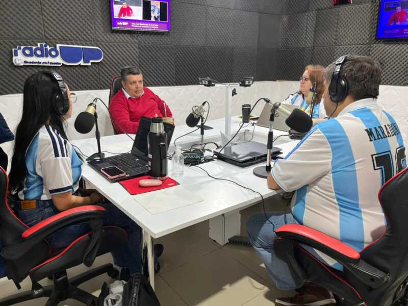 Durante una entrevista en Radio Up, MacDonald destacó el equilibrio financiero del municipio y las inversiones realizadas en maquinaria vial.