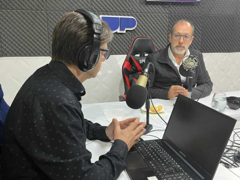 Entre algoritmos, fake news y redes sociales: los desafíos del periodismo en la era digital 2 Marcelo Almada 4 - 1