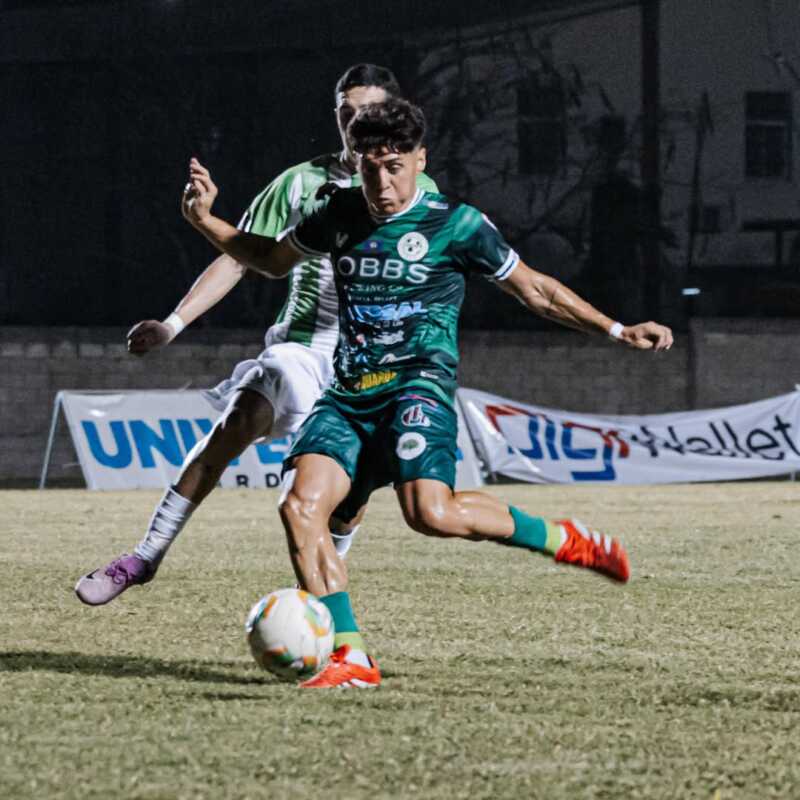 El futbolista posadeño Maximiliano "Maxi" Santa Cruz se consagró campeón invicto con Verdes FC en la Liga Premier de Belice y clasificó a la Copa Centroamericana de la Concacaf.