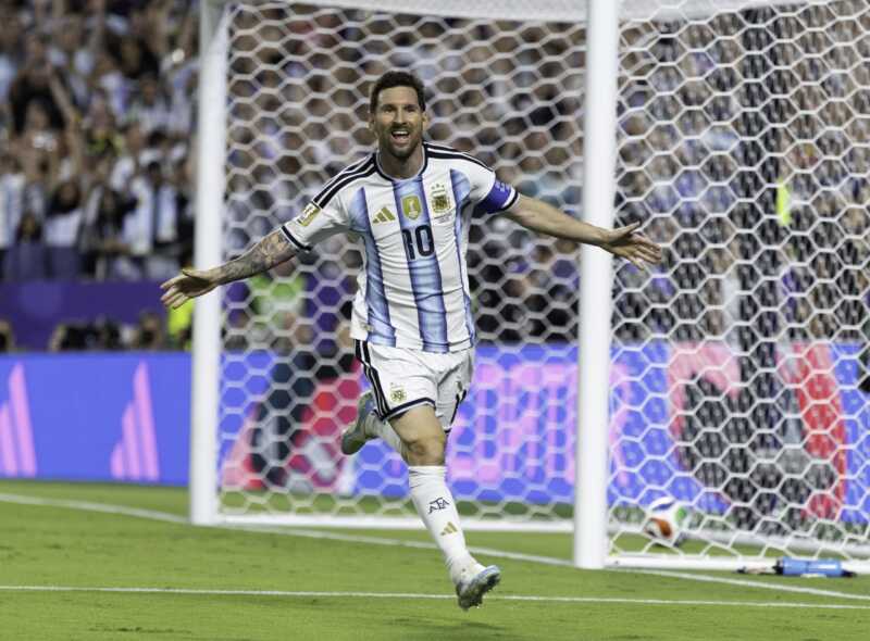 Lionel Messi brilló con un hat-trick ante Argelia en el debut de Argentina en el Mundial 2026 y rompió varios récords históricos que agrandan aún más su leyenda.