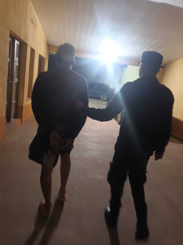 Fue a un motel y al quedarse sin pareja destrozó la habitación: terminó detenido 3 Tras causar destrozos en el baño de la habitación que ocupaba, el huésped fue retenido por un vecino hasta la llegada de los efectivos.