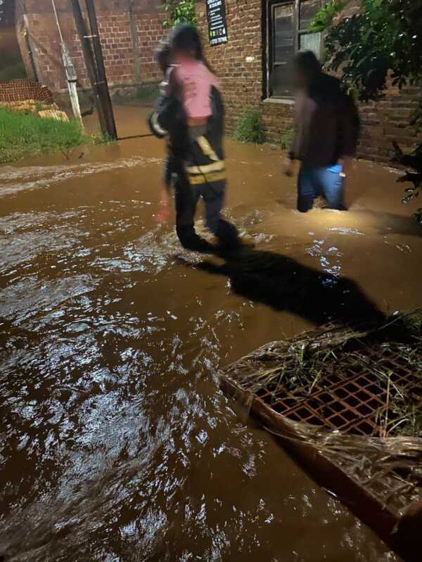 La Policía de Misiones intensifica operativos de rescate y asistencia por el fuerte temporal 3 Policia Misiones temporal