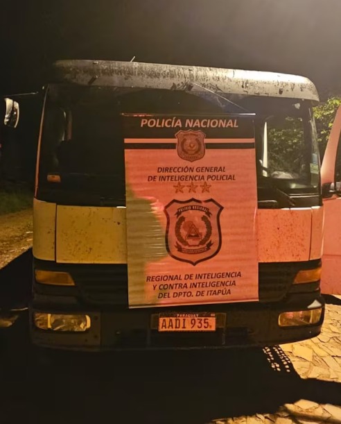 Interceptan en Encarnación un cargamento irregular de 40 cerdos sin identificación sanitaria. Dos personas fueron detenidas y la Fiscalía ordenó el decomiso del camión y el faenamiento de los animales.