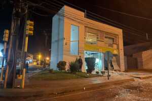 Dos hombres fueron detenidos en Emboscada por su presunta vinculación con los explosivos utilizados en el megaasalto a entidades financieras de Santa Rita, en Alto Paraná. La investigación continúa para identificar a toda la organización criminal.