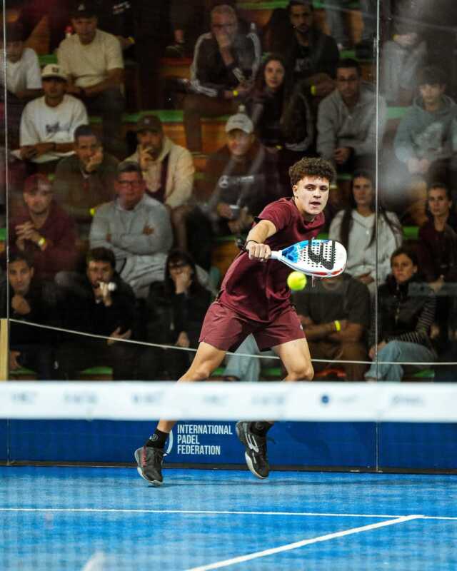 Santino Contreras: "Jugar un Premier Padel era un sueño que tenía desde chico" 3 Santino Contreras, la gran promesa del pádel argentino nacida en El Soberbio, habló sobre su presente en Europa, su histórico paso por el Buenos Aires Premier Padel, sus sacrificios para llegar a la élite y los objetivos que persigue en el circuito internacional.