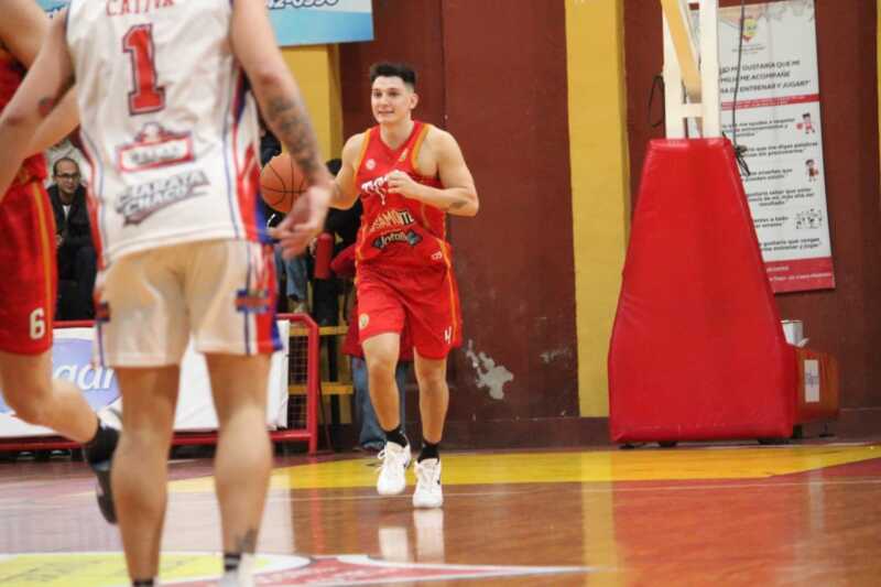 Tokio remontó ante Hércules y avanzó a la próxima ronda de la Liga Federal Tokio derrotó 80-74 a Hércules de Charata en el tercer juego de la serie de playoffs y avanzó a la siguiente instancia de la Liga Federal. Daniel Tabbia fue la gran figura del Oriental con 26 puntos.