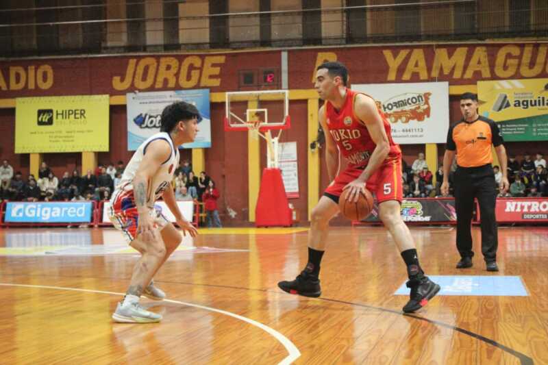 Tokio remontó ante Hércules y avanzó a la próxima ronda de la Liga Federal 1 Tokio derrotó 80-74 a Hércules de Charata en el tercer juego de la serie de playoffs y avanzó a la siguiente instancia de la Liga Federal. Daniel Tabbia fue la gran figura del Oriental con 26 puntos.