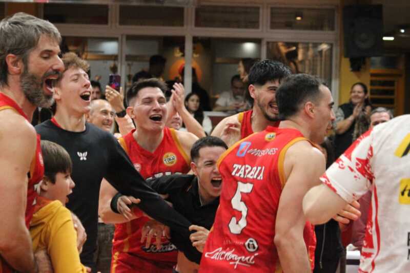 Tokio remontó ante Hércules y avanzó a la próxima ronda de la Liga Federal 4 Tokio derrotó 80-74 a Hércules de Charata en el tercer juego de la serie de playoffs y avanzó a la siguiente instancia de la Liga Federal. Daniel Tabbia fue la gran figura del Oriental con 26 puntos.