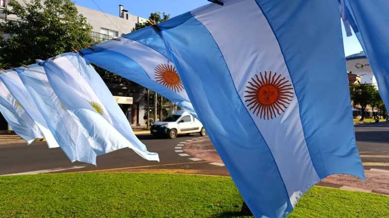 ¡Fiebre mundialista!: se disparó en Posadas la venta de banderas y camisetas de Argentina previo al debut 1 Venta