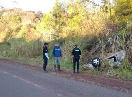 El automóvil quedó dado vuelta al costado de la ruta, pero el conductor resultó ileso.