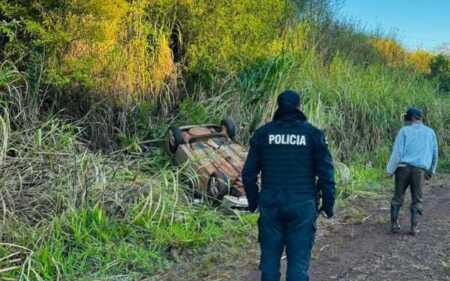 El vehículo terminó con las ruedas hacia arriba sobre la banquina de la Ruta Provincial 13. Afortunadamente, el conductor salió ileso.