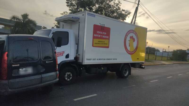 Un camión y una Kangoo chocaron en Posadas y tres personas debieron ser asistidas
