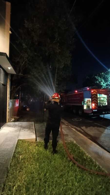 Bomberos sofocaron un incendio que afectó una línea eléctrica en Posadas