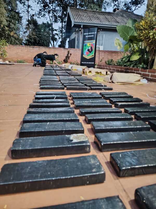 La Policía secuestró casi 900 kilos de marihuana y frustró una fuga narco en Eldorado 5 WhatsApp Image 2026 06 09 at 21.16.16 1 - 4