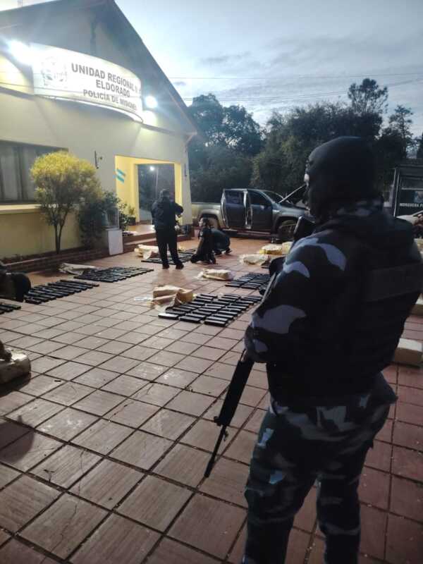 La Policía secuestró casi 900 kilos de marihuana y frustró una fuga narco en Eldorado 7 WhatsApp Image 2026 06 09 at 21.16.16 2 - 6