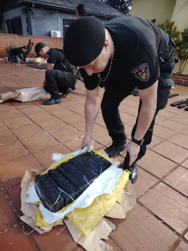 La Policía secuestró casi 900 kilos de marihuana y frustró una fuga narco en Eldorado 3 WhatsApp Image 2026 06 09 at 21.16.16 3 - 2
