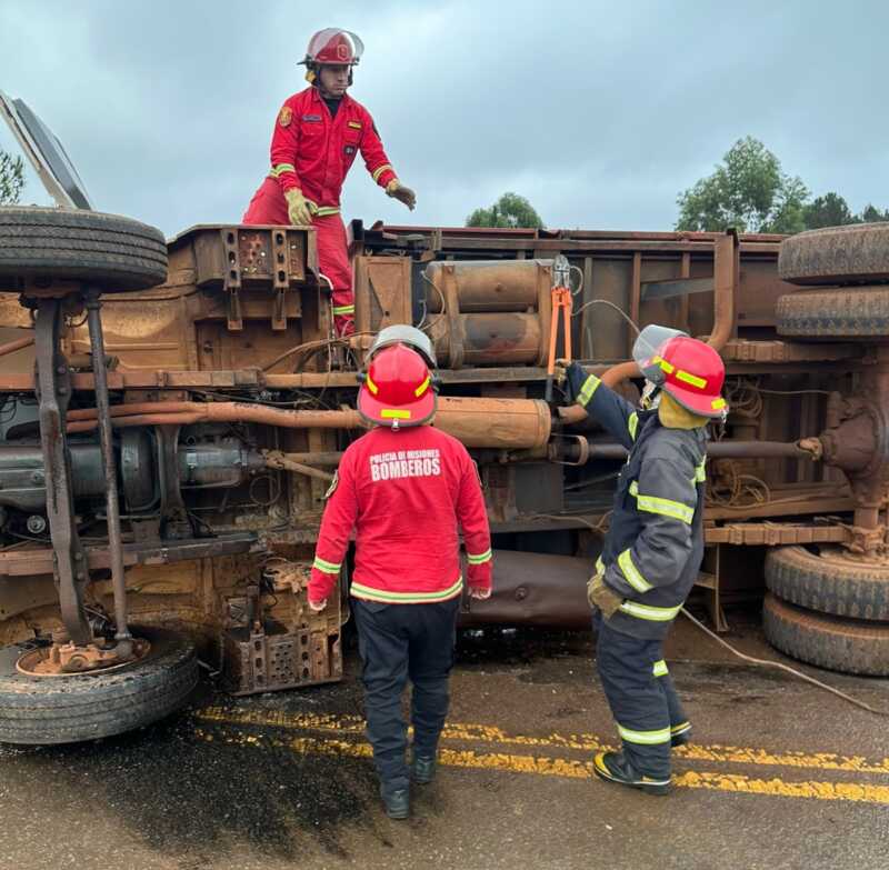 Volcó un camión sobre la Ruta 14 y Bomberos trabajaron para contener un derrame de combustible 3 WhatsApp Image 2026 06 12 at 16.49.05 1 - 2