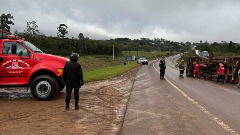 Volcó un camión sobre la Ruta 14 y Bomberos trabajaron para contener un derrame de combustible 5 WhatsApp Image 2026 06 12 at 16.49.06 - 4