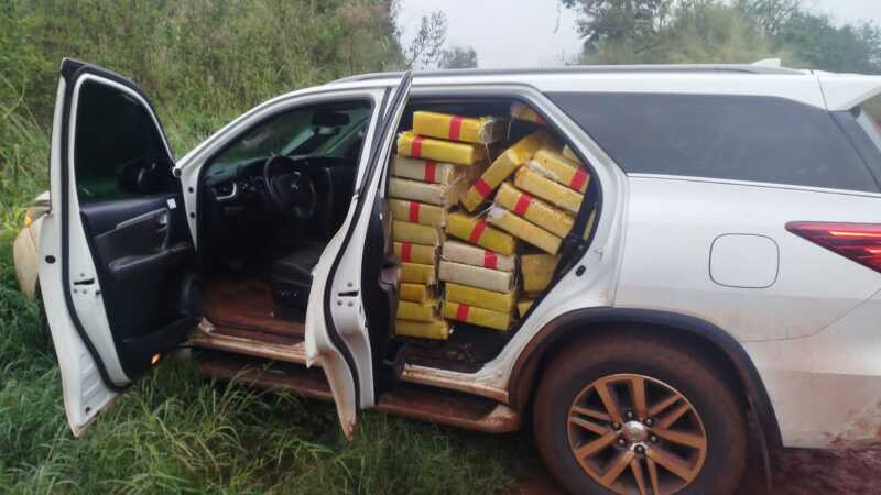 Más de 900 kilos de marihuana fueron abandonados tras una fuga en la frontera misionera WhatsApp Image 2026 06 12 at 19.23.09999 - 2