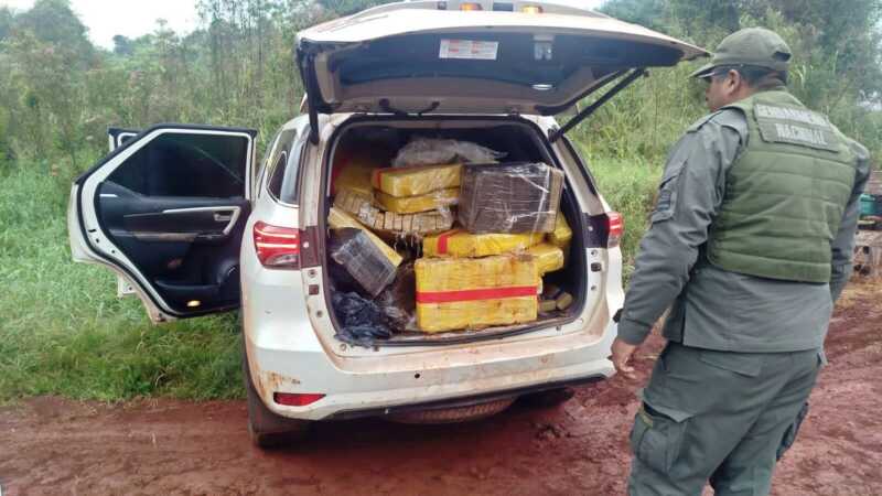 Más de 900 kilos de marihuana fueron abandonados tras una fuga en la frontera misionera 5 WhatsApp Image 2026 06 12 at 19.23.17 - 4